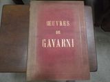 un vieux livre posé sur une table dans une pièce