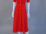 un mannequin portant une robe rouge boutonnée sur le devant