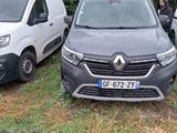 trois camionnettes garées les unes à côté des autres sur le bord de la route