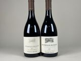 deux bouteilles de vin rouge posées sur une table blanche