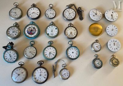 de nombreux modèles différents de montres de poche exposés au mur