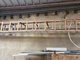 une échelle fixée au plafond d'un immeuble