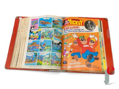 un livre ouvert avec une image de Mickey Mouse et d'autres personnages de dessins animés
