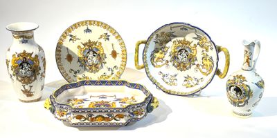 de nombreuses pièces de porcelaine très variées exposées sur la table