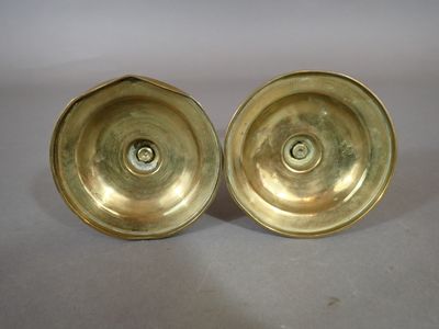 Lot de deux bougeoirs en laiton à décor de feuillages.