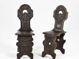 une paire de chaises anciennes en bois ornées de motifs sculptés