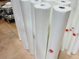 plusieurs rouleaux de papier blanc sont empilés les uns sur les autres