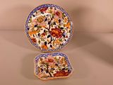 deux assiettes avec des fleurs posées sur une table