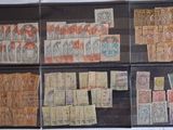 beaucoup de timbres accrochés au mur d'une pièce