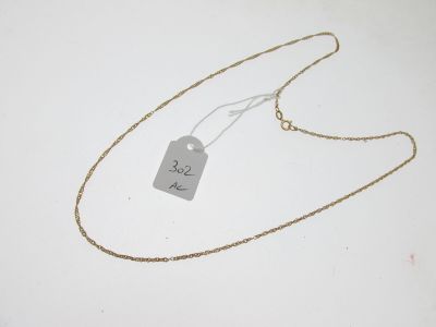 gros plan d'un collier auquel est attachée une étiquette