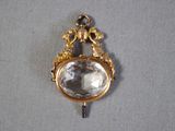 une broche en argent et en or ornée d'un oiseau
