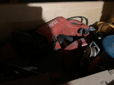 une boîte pleine d'outils posée sur le sol