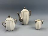 service à thé et à café en porcelaine blanche, composé de trois pièces, sur fond gris