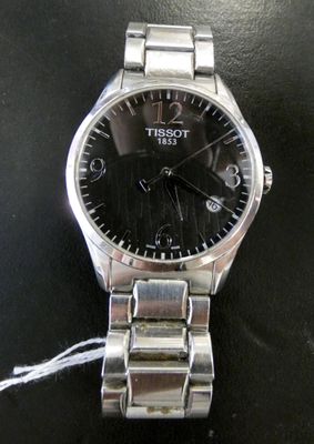 gros plan d'une montre sur une surface noire