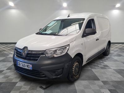 la camionnette blanche est garée sur le sol en damier d'une pièce