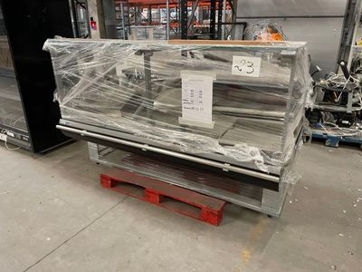 une palette sur laquelle sont empilés plusieurs articles dans un entrepôt