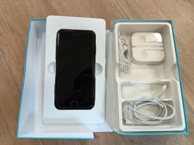 Smartphone APPLE IPhone 8 Avec ear pods et câble Se trouve à… - Photo 1