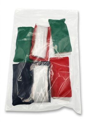 un gros plan sur un sac en plastique rempli d'objets divers