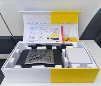 une boîte contenant une télécommande et d'autres objets