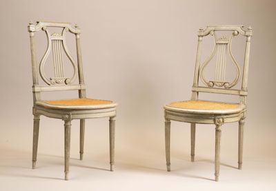 paire de chaises anciennes avec dossier et assise en forme de harpe