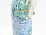 une figurine représentant une femme tenant un bébé dans ses bras