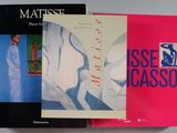 trois livres sont empilés sur une table