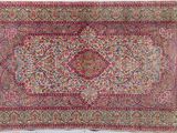 un ancien tapis persan à motif floral