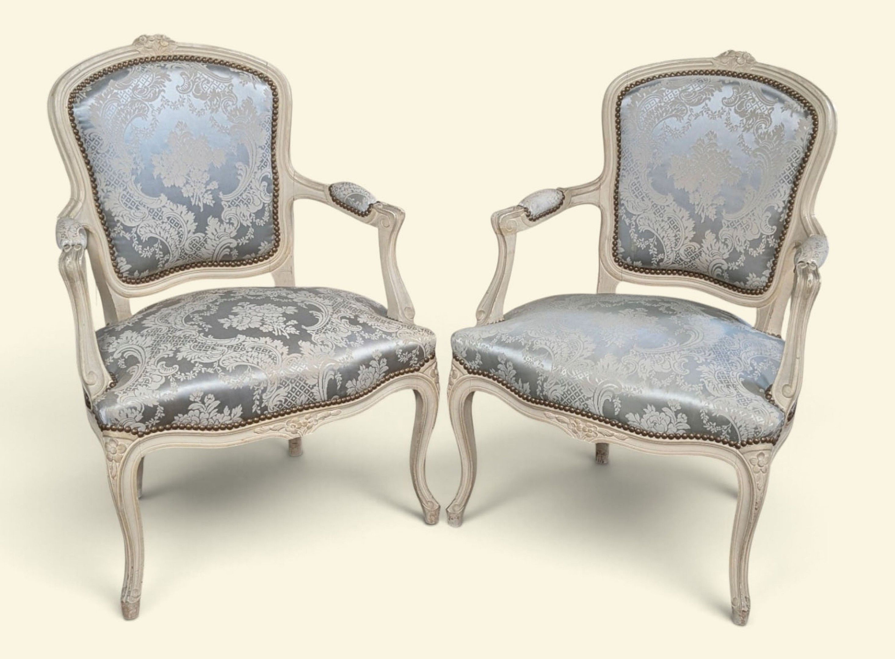 Paire de fauteuils à dossier violonné en hêtre laqué blanc à…