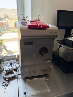 une machine posée sur un comptoir