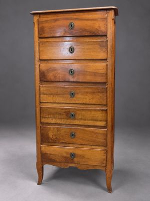 une commode en bois comportant cinq tiroirs d'un côté et trois tiroirs de l'autre