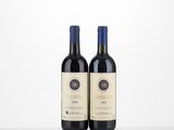 deux bouteilles de vin rouge posées sur une table