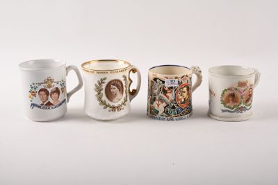 Quatre tasses à café différentes sont alignées sur une surface blanche