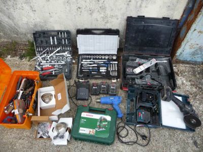 a lot of tools sitting on the ground next to each other