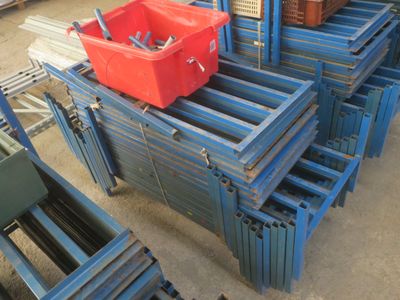 une pile de caisses bleues sur lesquelles sont posés des bacs rouges