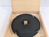un vieux tourne-disque dans une boîte en bois sur fond blanc