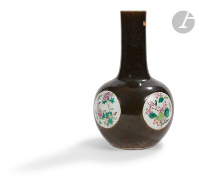 un vase marron orné de fleurs sur fond blanc