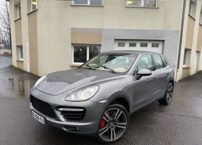 La Porsche Cayenne est garée devant un immeuble