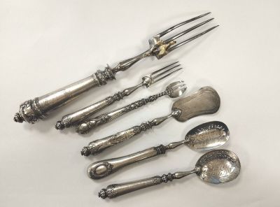 Lot de couverts de service dépareillés, le manche en argent fourré et  - Photo 1