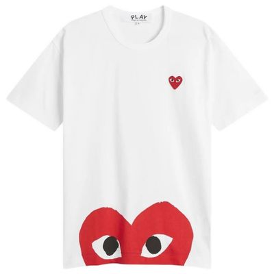 un t-shirt blanc avec un cœur rouge sur la poitrine