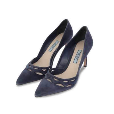 un gros plan sur une paire de chaussures bleues sur fond blanc