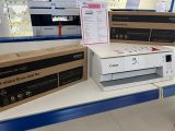 une imprimante posée sur une étagère dans un magasin