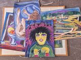 quatre tableaux posés à même le sol d'une pièce