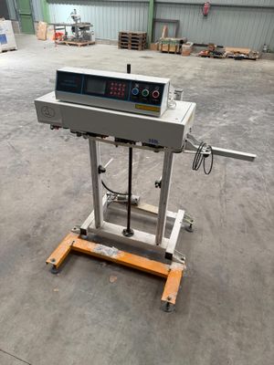 un gros plan d'une machine posée sur un support dans un entrepôt