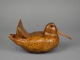 une image représentant un oiseau en bois posé sur une table