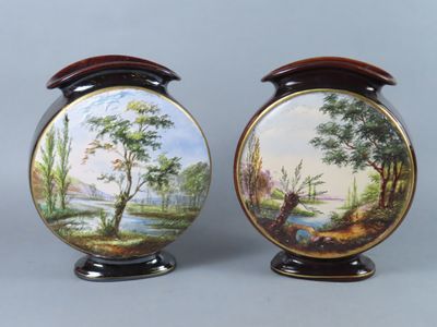 deux vases ornés de scènes peintes, posés sur une table