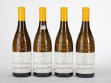 trois bouteilles de vin posées l'une à côté de l'autre sur une table