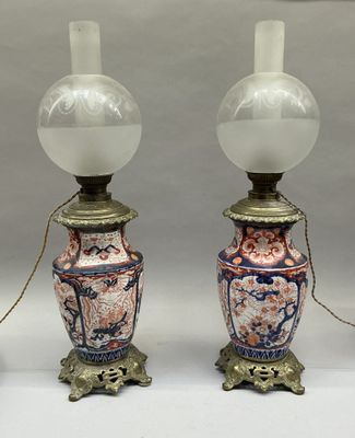 paire de vases asiatiques avec des lampes posées sur des supports, sur fond blanc