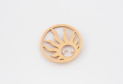 broche en forme de soleil et de perle plaquée or