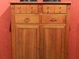 deux tableaux accrochés au mur au-dessus d'une armoire en bois