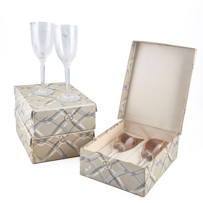 Deux verres à vin vides se trouvent dans une boîte à carreaux.